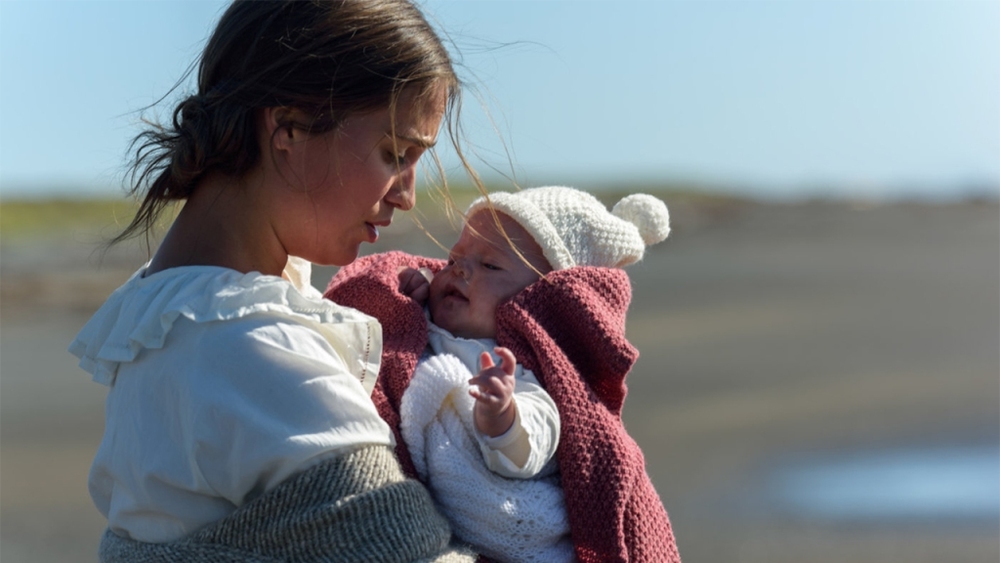 آلیسیا ویکاندر در فیلم «نوری در میان اقیانوس‌ها» (The Light Between Oceans)